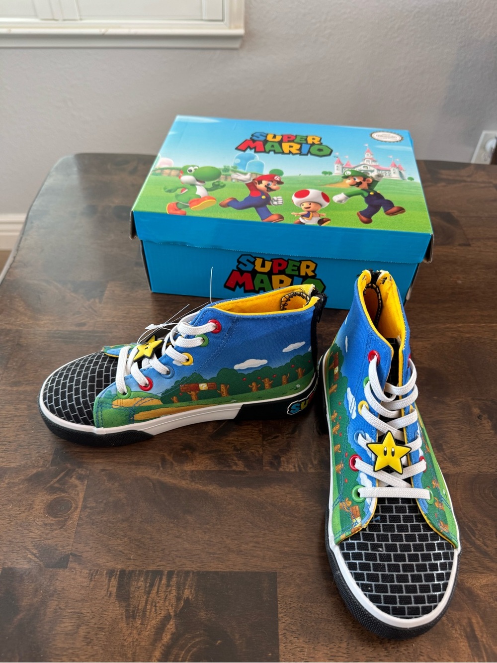 Nintendo Super Mario High-Top Kids Sneakers with Star Charm Size 1 New With Box